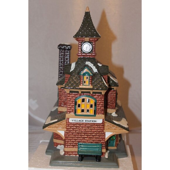 Dept 56 Snow Village - Village Station - Picture 4 of 9